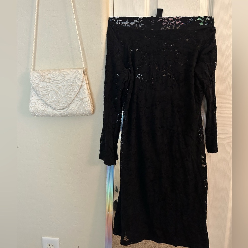 Super cute black laced dress! Perfect for a night out🥰